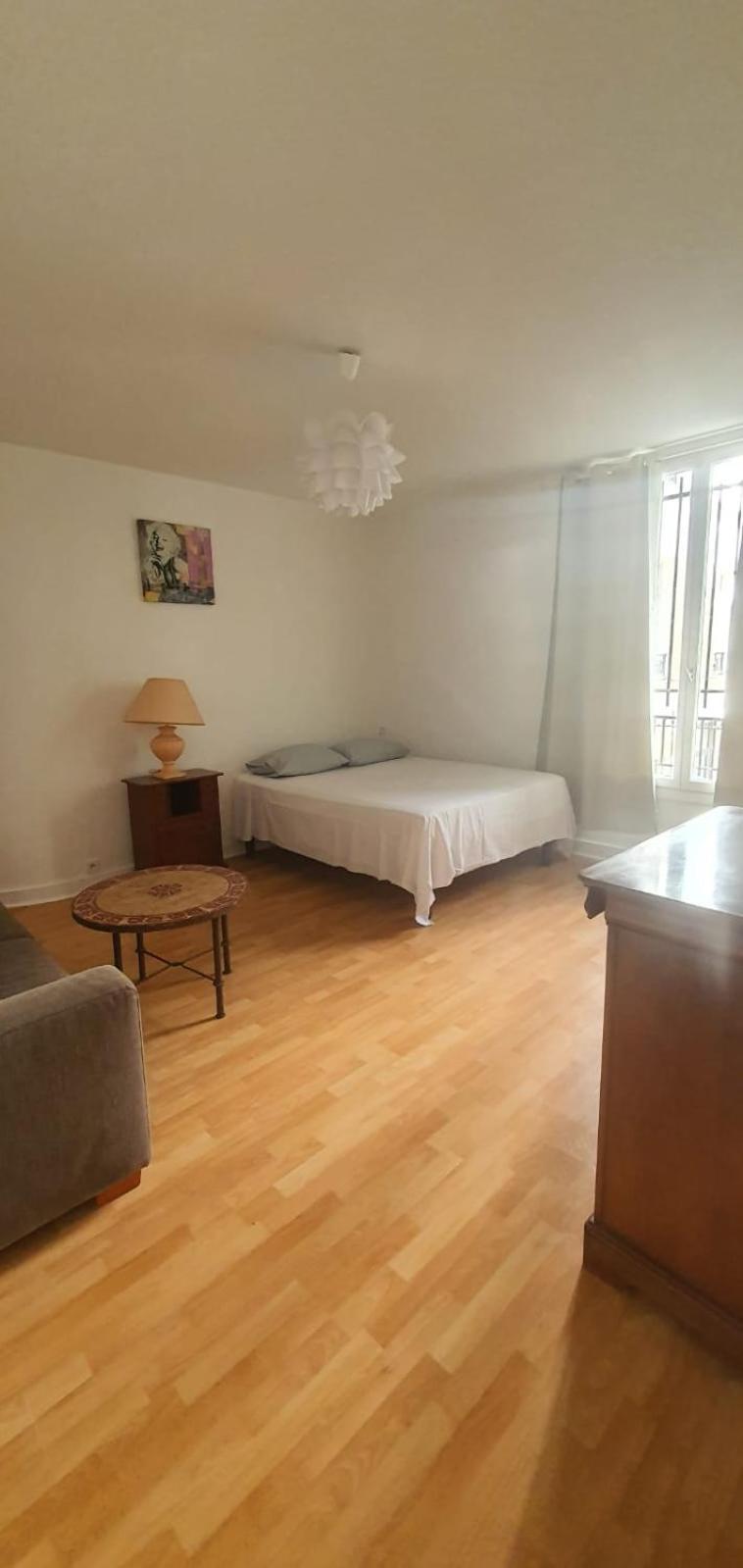 Proche Du Moulin Rouge Et De La Gare Saint Lazare Et Des Grands Magasins Galeries Lafayette Appartement